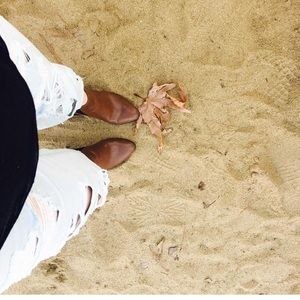 Women’s distressed white washed jean capris